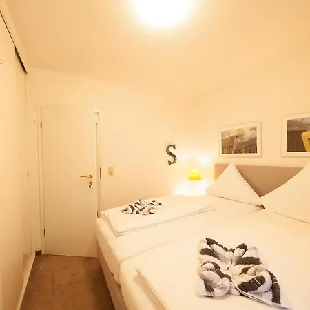 Kaep'n Gordon, App 13 Apartman